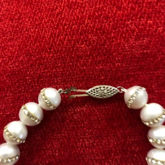 Elegant Pearl and Crystal Bracelet - Picture 7 of 10